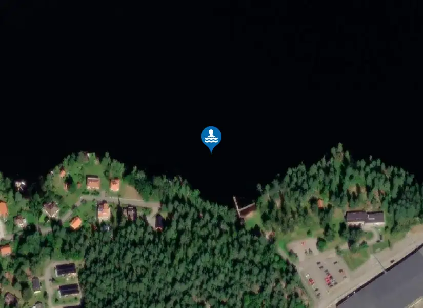 Tisnaren, Hävla från satellit
