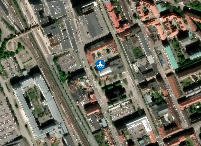 Actic Simhallsbadet från satellit