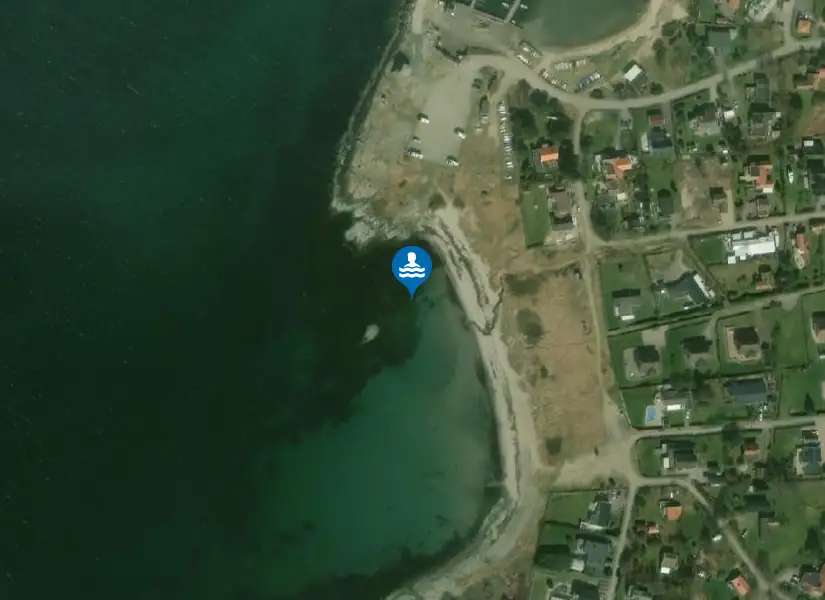 Gårda Brygga, södra sidan med sandstrand från satellit