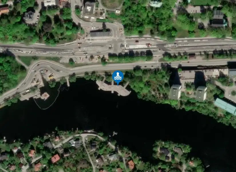 Kyrkviken Järlasjön bryggdäck från satellit