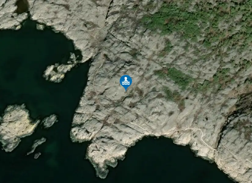 Nakenbadet, Marstrand från satellit