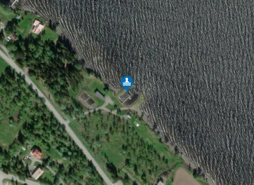 Hallens Badplats, lilla båtham från satellit